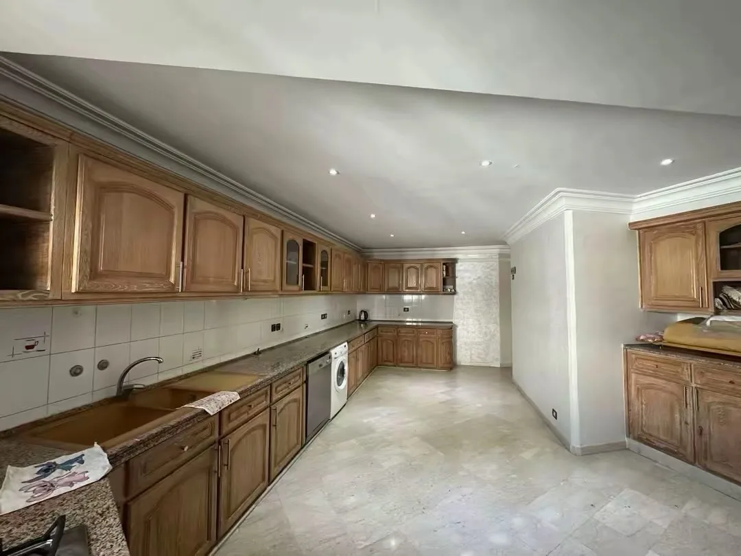 Kitchen in solid wood, fully equipped