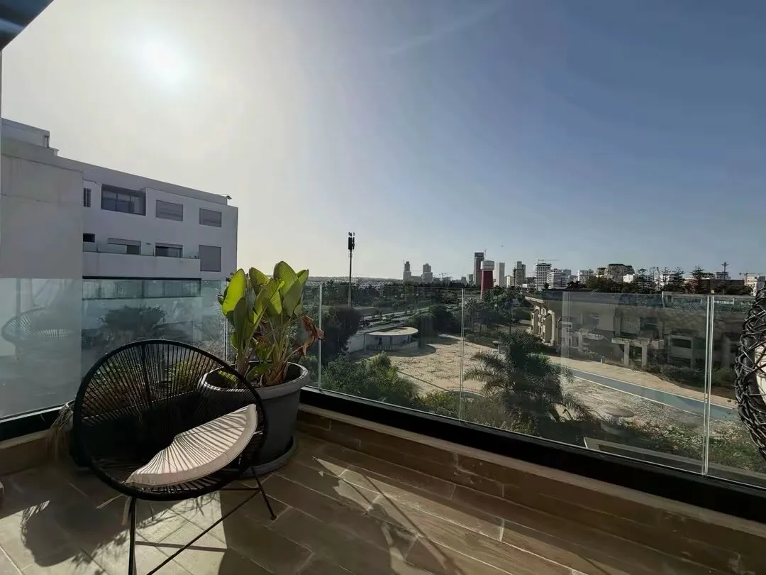 Glazed terrace on the top floor, with an unobstructed view of the city