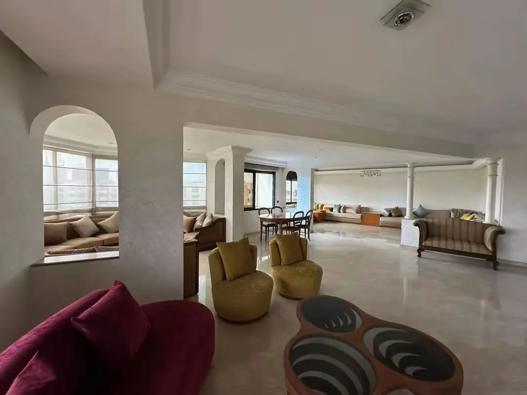 Large living room in a row, marble floor and arches